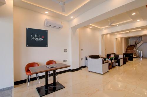 Lobi, Hotel O Giriraj Palace by Govindam in Ramsinghpura Lobi, Hotel O Giriraj Palace by Govindam in Ramsinghpura