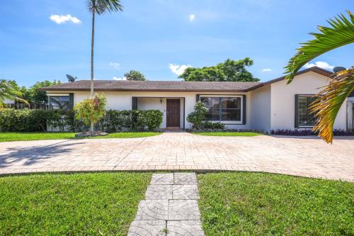 Pet-Friendly Home with Yard about 3 Mi to Zoo Miami! in Palmetto Estates Pet-Friendly Home with Yard about 3 Mi to Zoo Miami! in Palmetto Estates