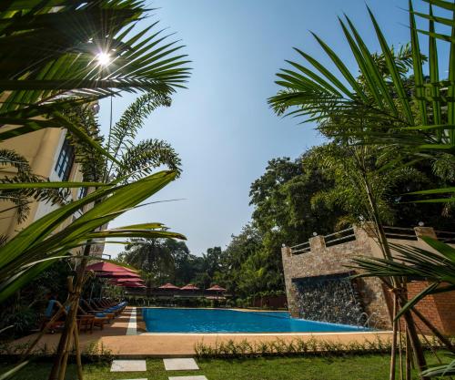 Swimming pool, Rose Garden Hotel near Maha Wizaya Pagoda Swimming pool, Rose Garden Hotel near Maha Wizaya Pagoda