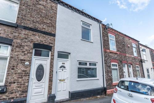 A szálláshely kívülről, Charming House - Sleeps 5 - Free Parking, Self Check-In, Fast WiFi and Smart TV with Netflix by Yoko in Widnes A szálláshely kívülről, Charming House - Sleeps 5 - Free Parking, Self Check-In, Fast WiFi and Smart TV with Netflix by Yoko in Widnes