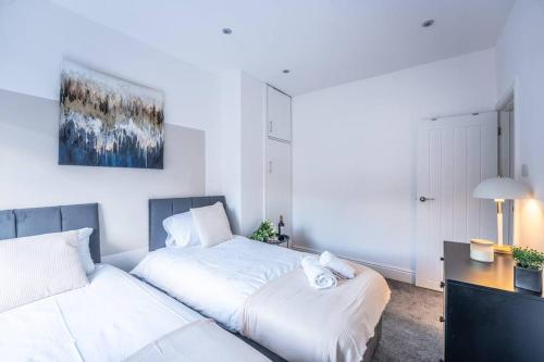 Charming House - Sleeps 5 - Free Parking, Self Check-In, Fast WiFi and Smart TV with Netflix by Yoko in Widnes Charming House - Sleeps 5 - Free Parking, Self Check-In, Fast WiFi and Smart TV with Netflix by Yoko in Widnes