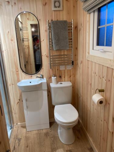 Zuhanyzó, The Swallow Shepherds Hut in Bankfoot Zuhanyzó, The Swallow Shepherds Hut in Bankfoot