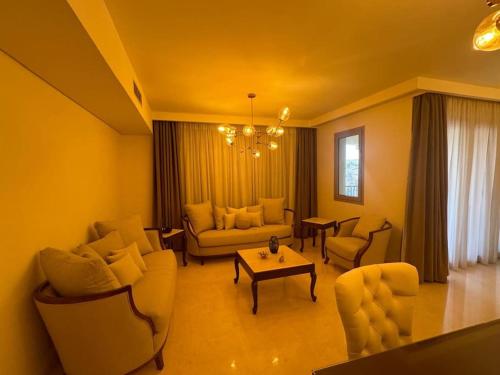 Up Town Cairo, Aroura