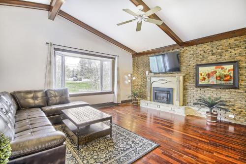 5 Bedroom Vacation Cottage - King City in King City (ON) 5 Bedroom Vacation Cottage - King City in King City (ON)