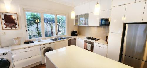 Kitchen, Maroubra Beach House with Lush Garden Oasis in Maroubra Kitchen, Maroubra Beach House with Lush Garden Oasis in Maroubra