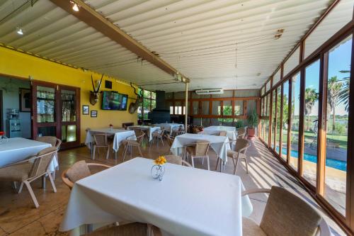 gedeelde lounge/tv-ruimte, Sunriver Kalahari Lodge Riverside stay in Upington near Upington Airport gedeelde lounge/tv-ruimte, Sunriver Kalahari Lodge Riverside stay in Upington near Upington Airport