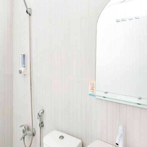 Bathroom, RedDoorz @ Cbreez Bitung in Bitung Bathroom, RedDoorz @ Cbreez Bitung in Bitung