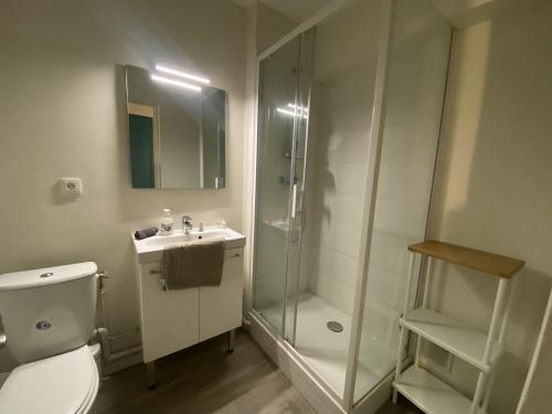 Bathroom, Appartement pour 8 personnes a Mont-Saint-Aignan - 217 in Mont-Saint-Aignan Bathroom, Appartement pour 8 personnes a Mont-Saint-Aignan - 217 in Mont-Saint-Aignan