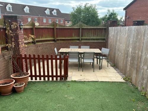 MUFC & Trafford Centre Townhouse 4 BR FREE Parking in Manchester MUFC & Trafford Centre Townhouse 4 BR FREE Parking in Manchester