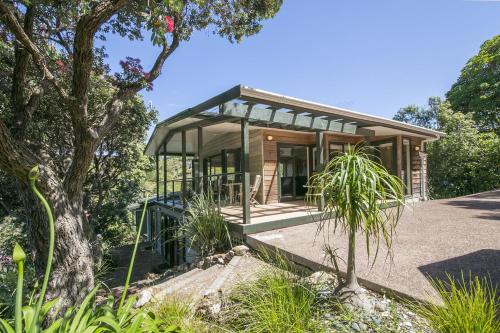Exterior view, Beachfront Enclosure Bay - Waiheke Unlimited in Waiheke Island Exterior view, Beachfront Enclosure Bay - Waiheke Unlimited in Waiheke Island