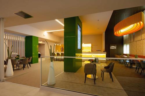 Pub/Lounge, Hotel Plaza - site du Futuroscope in Poitiers Pub/Lounge, Hotel Plaza - site du Futuroscope in Poitiers