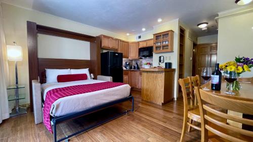 Cocina, The Christie Lodge – All Suite Property Vail Valley/Beaver Creek in Avon Cocina, The Christie Lodge – All Suite Property Vail Valley/Beaver Creek in Avon