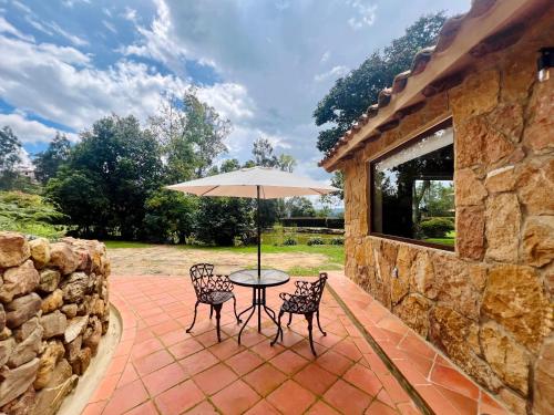 2 cabanas campestres con piscina, Jacuzzi y lago in Sabana 2 cabanas campestres con piscina, Jacuzzi y lago in Sabana