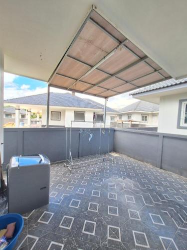 Balcony/terrace, Peaceful 3 Bedroom House Easy Access to Chiang Mai in Mae Jo Balcony/terrace, Peaceful 3 Bedroom House Easy Access to Chiang Mai in Mae Jo