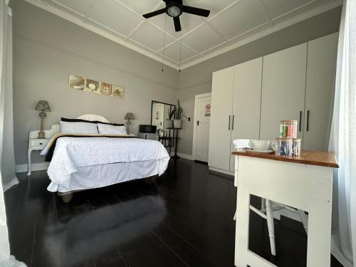 Guestroom, Casa Cambridge in Kidd's Beach Guestroom, Casa Cambridge in Kidd's Beach
