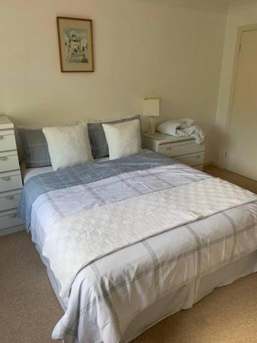 Spacious 4-Bed House with Conservatory and Parking