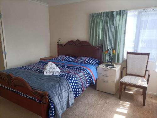 Queen bedroom2 near Half Moon Bay