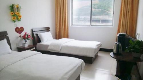 This photo about Shangluo Jinsi Gorge Julong Hotel shared on HyHotel.com