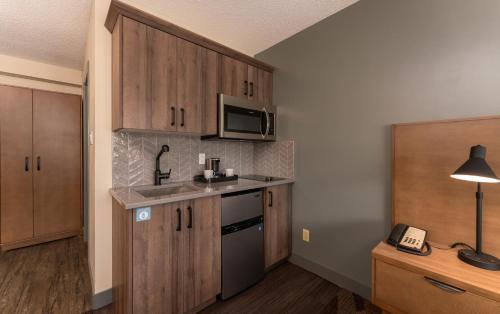 Konyha, Prestige Hudson Bay Lodge & Conference Centre, WorldHotels Crafted Collection in Smithers Konyha, Prestige Hudson Bay Lodge & Conference Centre, WorldHotels Crafted Collection in Smithers