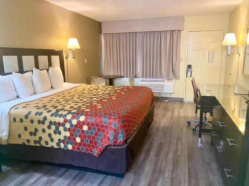 Super 8 by Wyndham Albuquerque Downtown in Albuquerque City Center Super 8 by Wyndham Albuquerque Downtown in Albuquerque City Center