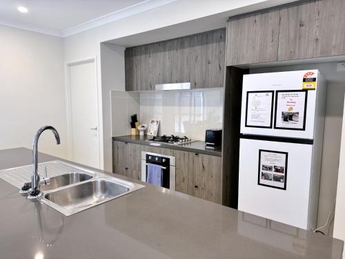 Theme Park Retreat Coomera 5 Beds Villa in Coomera Theme Park Retreat Coomera 5 Beds Villa in Coomera