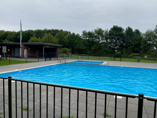 Swimming pool, Villa Riverside met hottub, eigen aanlegsteiger, zwemtrap, trampoline en kano's in Zeewolde Swimming pool, Villa Riverside met hottub, eigen aanlegsteiger, zwemtrap, trampoline en kano's in Zeewolde