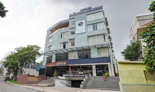 Exterior view, Capital O 9210 Hotel Blak & Wite in Maharani Peta Exterior view, Capital O 9210 Hotel Blak & Wite in Maharani Peta