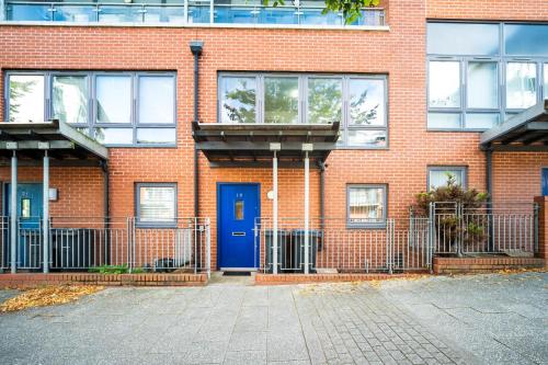 City Centre Townhouse - Three Bedrooms - Garage - Garden - Balcony 19L