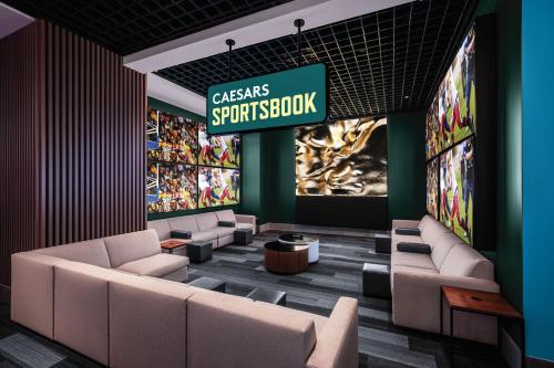 Bar/lounge, The LINQ Hotel & Casino – A Caesars Rewards Destination in Las Vegas (NV) Bar/lounge, The LINQ Hotel & Casino – A Caesars Rewards Destination in Las Vegas (NV)