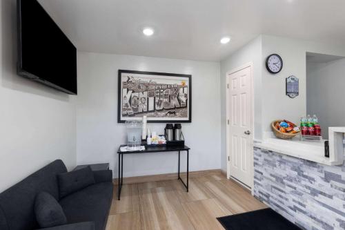 Lobby, Super 8 by Wyndham Paducah I-24 Exit 4 in Paducah Lobby, Super 8 by Wyndham Paducah I-24 Exit 4 in Paducah