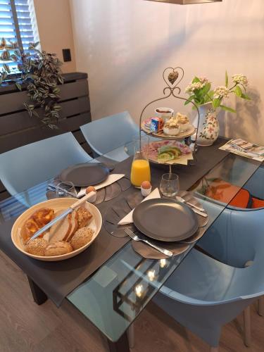 Food and beverages, B&B om de hoek in Oostburg Food and beverages, B&B om de hoek in Oostburg