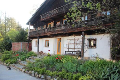 A szálláshely kívülről, Gruböder Bauernhaus (Gruboder Bauernhaus) in Vilshofen A szálláshely kívülről, Gruböder Bauernhaus (Gruboder Bauernhaus) in Vilshofen
