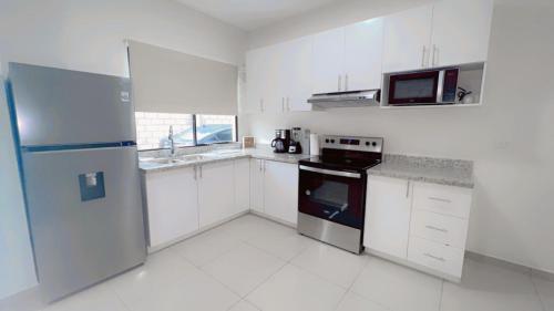 Stylish house close to tourist attractions in Victoria Stylish house close to tourist attractions in Victoria