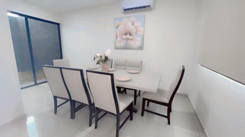 Stylish house close to tourist attractions in Victoria Stylish house close to tourist attractions in Victoria