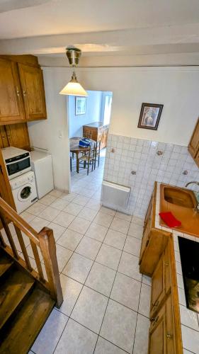 Konyha, Maison de village classé petite cité de caractère (Maison de village classe petite cite de caractere) in Saint-Hilaire-des-Loges Konyha, Maison de village classé petite cité de caractère (Maison de village classe petite cite de caractere) in Saint-Hilaire-des-Loges