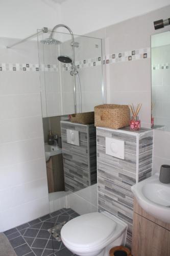 Salle de bain, Maison Papaye in Pointe Noire Salle de bain, Maison Papaye in Pointe Noire