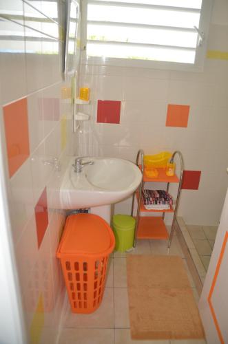 Salle de bain, Ô PARADIS TERRESTRE Gîte passion (O PARADIS TERRESTRE Gite passion) in Capesterre-de-Marie-Galante Salle de bain, Ô PARADIS TERRESTRE Gîte passion (O PARADIS TERRESTRE Gite passion) in Capesterre-de-Marie-Galante