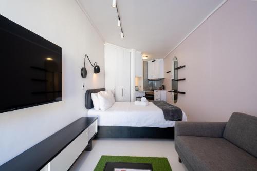 Flamingo 208: Modern Apt with Balcony