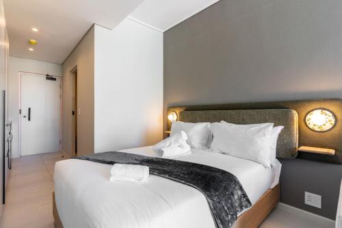 The Rose 703: Modern 7th Floor City Apartment