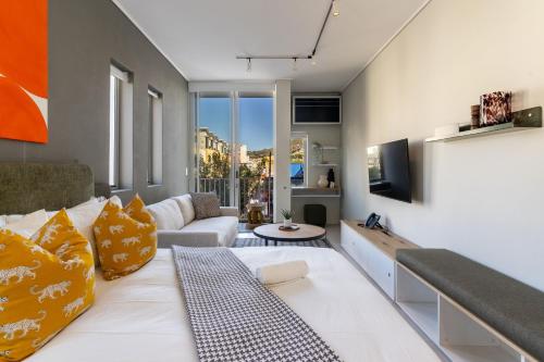 The Rose 307: Modern City Apartment with Pool