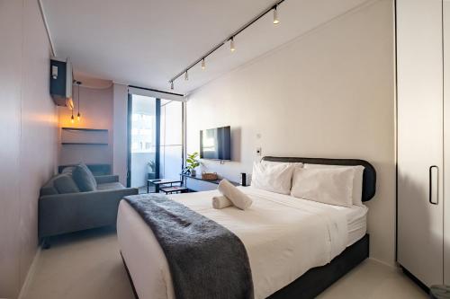 Flamingo 108: Modern Apt with Balcony