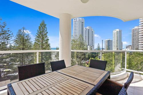 شرفة/ تراس, شقة متر مربع من 2 غرفة و2 حمام خاص في ساوث بورت (Oscar on Main 2B; Heart of Main Beach Ocean Views) in ماين بيتش شرفة/ تراس, شقة متر مربع من 2 غرفة و2 حمام خاص في ساوث بورت (Oscar on Main 2B; Heart of Main Beach Ocean Views) in ماين بيتش