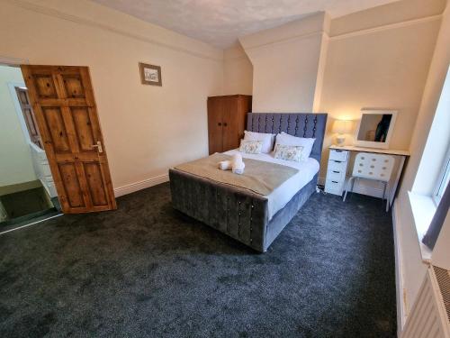 City SuperHost 3bed close to Coop live and Etihad