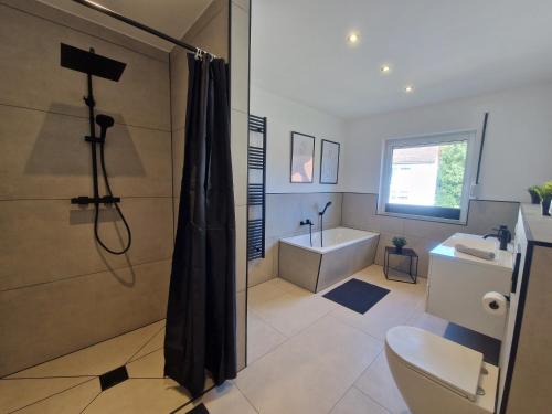 浴室, Ferienwohnung am See - Obergeschoss - Ruhige Lage - Eigener Garten in 博肯-黑森州 浴室, Ferienwohnung am See - Obergeschoss - Ruhige Lage - Eigener Garten in 博肯-黑森州