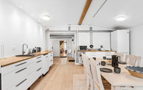 keuken, Three-Bedroom Holiday Home In Tranekar in Bastemose keuken, Three-Bedroom Holiday Home In Tranekar in Bastemose