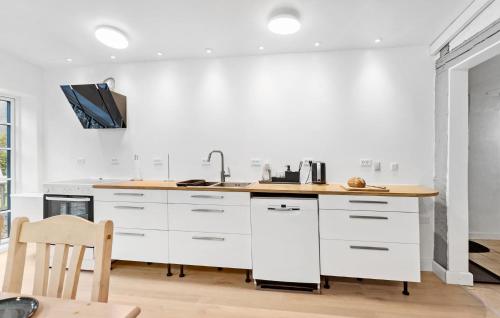 keuken, Three-Bedroom Holiday Home In Tranekar in Bastemose keuken, Three-Bedroom Holiday Home In Tranekar in Bastemose