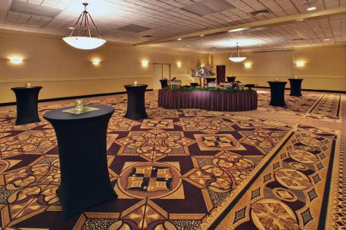 宴會廳, 格蘭德城區華美達酒店 (Ramada By Wyndham Midtown Grand Island) in 奈伯拉斯卡格蘭德島 (NE) 宴會廳, 格蘭德城區華美達酒店 (Ramada By Wyndham Midtown Grand Island) in 奈伯拉斯卡格蘭德島 (NE)