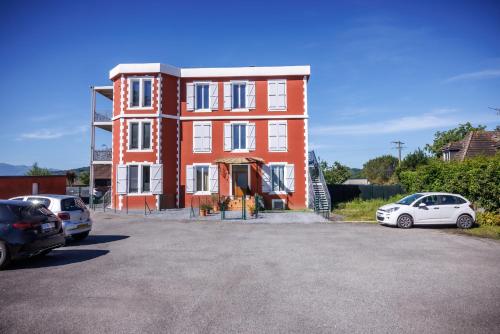 Appartement NEUF- Très belle Vue sur les Pyrénées - 2 lits (LE REFUGE PYRENEEN - Climatisation Parking WIFi Espace de Travail - NEUF- Tres belle Vue sur les Pyr) in Assat Appartement NEUF- Très belle Vue sur les Pyrénées - 2 lits (LE REFUGE PYRENEEN - Climatisation Parking WIFi Espace de Travail - NEUF- Tres belle Vue sur les Pyr) in Assat