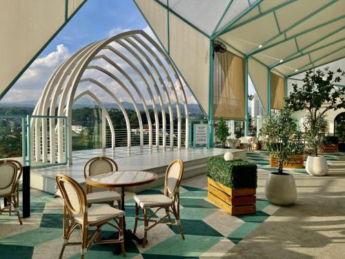 Bar/lounge, Hemangini Hotel near Karang Setra Waterpark Bar/lounge, Hemangini Hotel near Karang Setra Waterpark