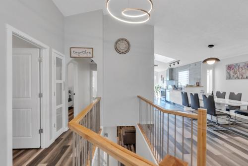 ModernOasis with AC&MovieRoom close to Downtown15' Banff 60'